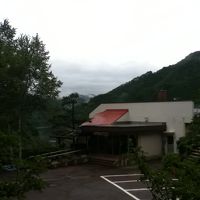 入り口の左に源泉から温泉が引かれていて、飲むことができます。