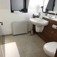 左側に大きなバスタブ有り