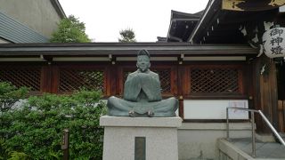 とても小さな神社だが、人口密度は高い。