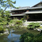 お茶室と日本庭園