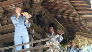 正午に僧侶の吹く法螺貝を聴くことができます