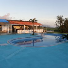 横には「徳之島リゾートホテル＆オフィス」のプールが