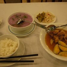 ご飯、豚肉のココナツ煮、紫いものスープ