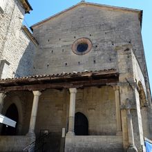 壁と一体となった教会