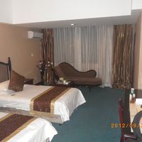 部屋の広さは３３平方メートル。広さ十分。窓際にソファーあり。