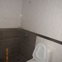 トイレとシャワールーム。シャワーは固定式。仕切りカーテンあり