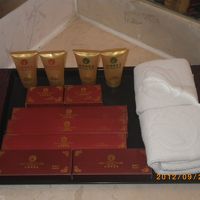 十分すぎるアメニティー。中国では最近見ない髭剃りセットも。