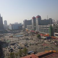 部屋から鄭州駅前広場を見下ろせます。