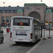中央駅の西側目の前に着いたバス