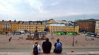 ヘルシンキ大聖堂を背に広場を見下ろしながら休憩する旅人多数