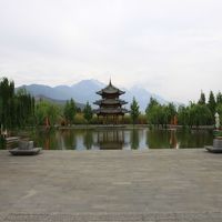 玉龍雪山が正面に見える