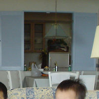 ベランダ側からキッチンに向かって