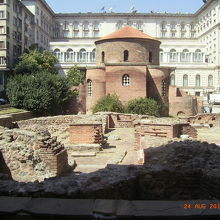 手前はローマの遺跡です。