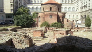 赤いレンガ造りの教会です。