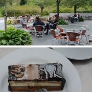 ムンク美術館に併設されたカフェ。ケーキにはチョコ・プレートになった『叫び』の顔が乗っています。