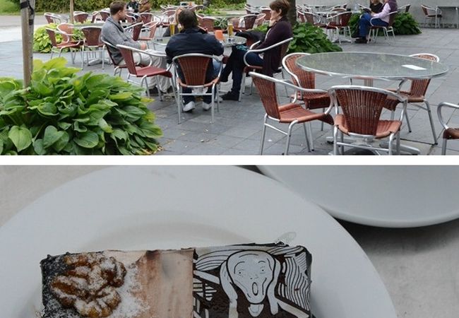 ムンク美術館に併設されたカフェ。ケーキにはチョコ・プレートになった『叫び』の顔が乗っています。
