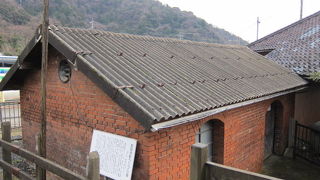 赤レンガ壁が時代を感じさせる小屋