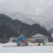 スキー場としては終わってしまったが雪広場として前面開放されている。