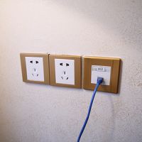 コンセントとLANケーブルの差し込み