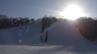鉄道廃線の横にあるスキー場