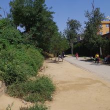 城壁の横で将棋をするお年寄りが。