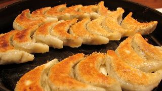 アツアツの鉄なべ餃子