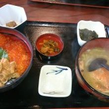 お味噌汁にはカニと海老が入っていましたが、味は薄かった！