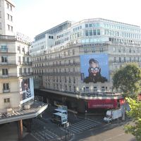 ギャラリーラファイエットも出てすぐ