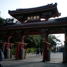 意外と小さな門