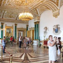 きらびやかな館内