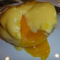 オムレツコーナーではエッグベネディクトも！