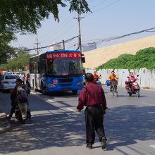 鄭州駅から城南路を走る206路バス。本数多いです。