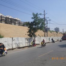 城南路に沿って続く長い長い城壁。