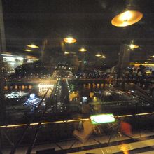 窓から見えるセーヌ川　レストラン照明が反射