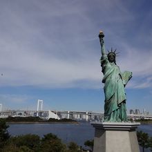 自由の女神とレインボーブリッジ
