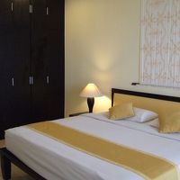 広く、明るく、清潔な寝室。