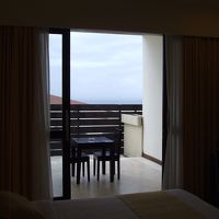 客室からみた半屋外のバルコニ−。海が見えます。