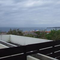 この日は曇っていたが、遠くに海が臨めるバルコニ−。