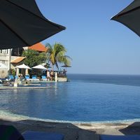 有名な断崖絶壁に面した絶景プ−ル