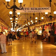 お土産物屋さんなどが並ぶ織物会館