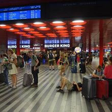 旅行者の多いプラハ本駅
