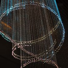 入口はいってすぐのシャンデリア