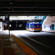 三番街の地下道路を走るトンネルバス