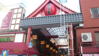 着物や衣装のお店が多い商店街