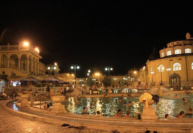 ライトアップされて美しい温泉