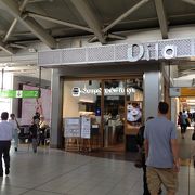 様々なレストランとカフェショップが有って、休憩する際には便利な駅