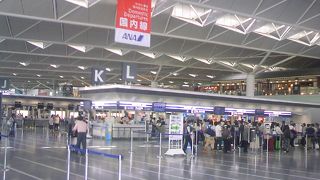 新しい空港なのでお店は楽しい。