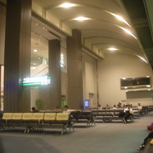 国内線への乗り継ぎを待つ