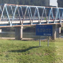 駅傍で最上川を渡ります