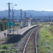 単式ホームの遠景